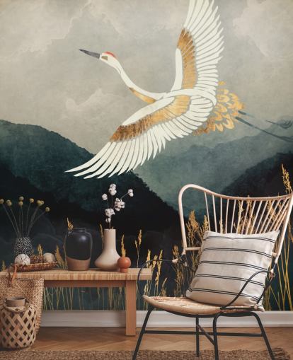 Personalisierbare orientalische Tapete in Gold und Marineblau namens Elegant Flight von SpaceFrog Designs für Wohn- oder Schlafzimmer