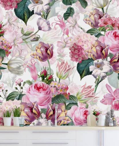 Carta da parati con rose rosa chiaro e fiori bianchi