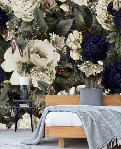 tummansininen ja valkoinen kukka-taustakuvamaalaus nimeltä Midnight Bouquet, kirjoittanut Uta Naumann makuuhuoneisiin tummansininen ja valkoinen kukka-taustakuvamaalaus nimeltä Midnight Bouquet, kirjoittanut Uta Naumann makuuhuoneisiin