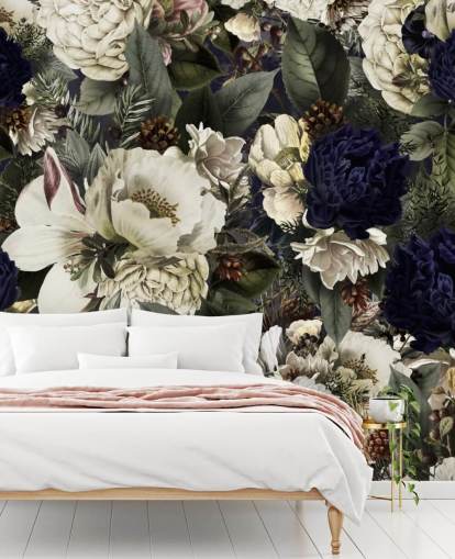 carta da parati murale floreale blu scuro e bianca chiamata Midnight Bouquet di Uta Naumann per camere da letto