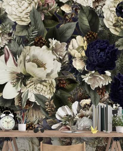 carta da parati murale floreale blu scuro e bianca chiamata Midnight Bouquet di Uta Naumann per camere da letto