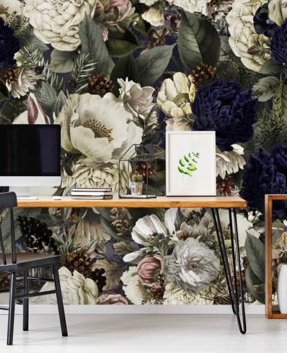 donkerblauwe en witte bloemenbehangmuurschildering genaamd Midnight Bouquet van Uta Naumann voor slaapkamers