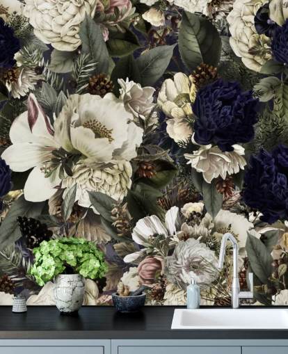 tummansininen ja valkoinen kukka-taustakuvamaalaus nimeltä Midnight Bouquet, kirjoittanut Uta Naumann makuuhuoneisiin tummansininen ja valkoinen kukka-taustakuvamaalaus nimeltä Midnight Bouquet, kirjoittanut Uta Naumann makuuhuoneisiin