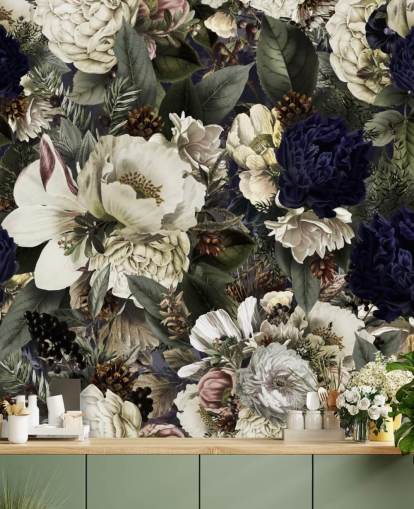 mørkeblått og hvitt blomstertapet veggmaleri kalt Midnight Bouquet av Uta Naumann for soverom