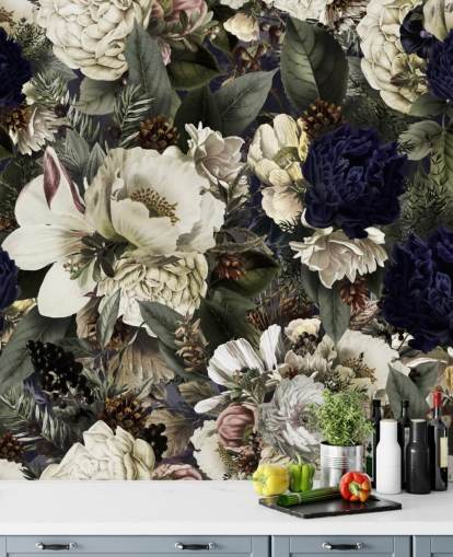 mørkeblått og hvitt blomstertapet veggmaleri kalt Midnight Bouquet av Uta Naumann for soverom