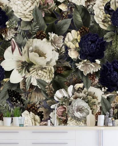 mural de papel pintado floral azul oscuro y blanco llamado Midnight Bouquet de Uta Naumann para dormitorios