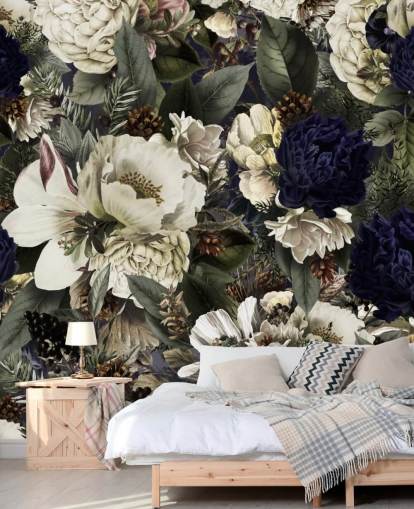 donkerblauwe en witte bloemenbehangmuurschildering genaamd Midnight Bouquet van Uta Naumann voor slaapkamers