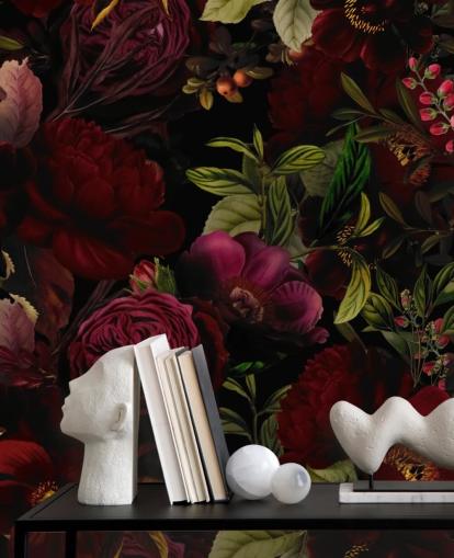 papier peint floral personnalisable violet appelé Moody Maroon par Uta Naumann pour les chambres