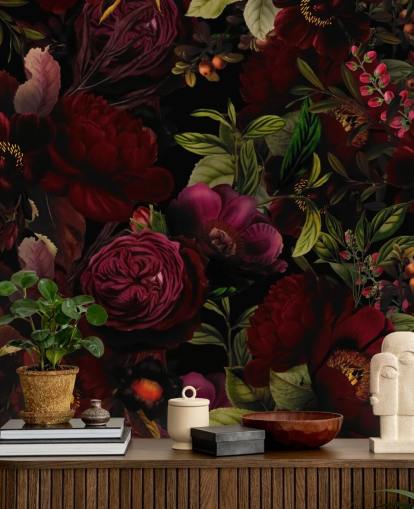 carta da parati murale floreale personalizzabile viola chiamata Moody Maroon di Uta Naumann per camere da letto