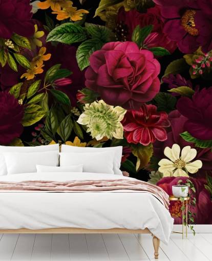 paarse, roze en groene bloemenbehangmuurschildering genaamd Pink Rose Jungle van Uta Naumann voor slaapkamers en woonkamers