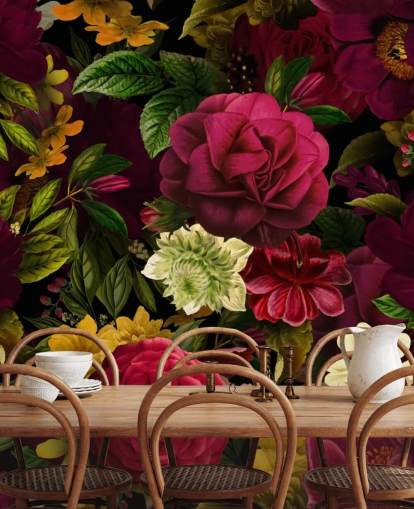 lila, rosa och grön blommig tapetväggmålning kallad Pink Rose Jungle av Uta Naumann för sovrum och vardagsrum