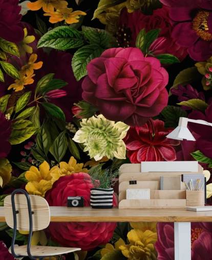 paarse, roze en groene bloemenbehangmuurschildering genaamd Pink Rose Jungle van Uta Naumann voor slaapkamers en woonkamers