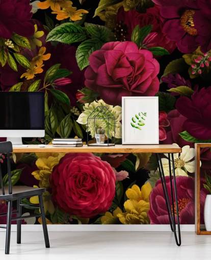 lila, rosa und grüne Blumentapete namens Pink Rose Jungle von Uta Naumann für Schlafzimmer und Wohnzimmer