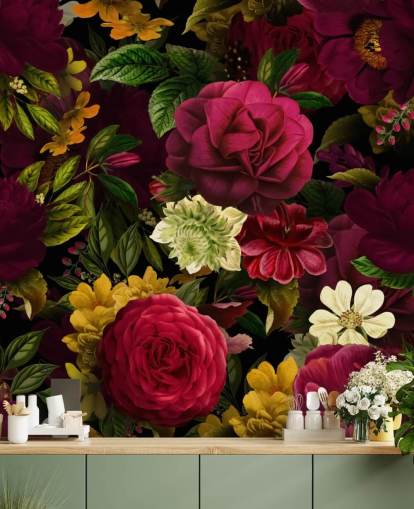 lila, rosa und grüne Blumentapete namens Pink Rose Jungle von Uta Naumann für Schlafzimmer und Wohnzimmer