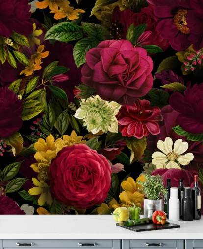 lila, rosa und grüne Blumentapete namens Pink Rose Jungle von Uta Naumann für Schlafzimmer und Wohnzimmer