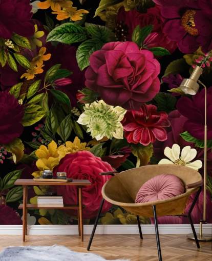 paarse, roze en groene bloemenbehangmuurschildering genaamd Pink Rose Jungle van Uta Naumann voor slaapkamers en woonkamers