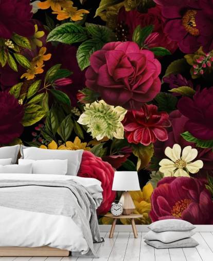 papier peint mural floral violet, rose et vert appelé Pink Rose Jungle par Uta Naumann pour les chambres et les salons