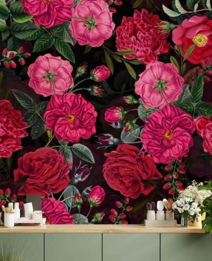 Rosas cor de rosa profundo com folhas verdes no papel de parede de fundo preto