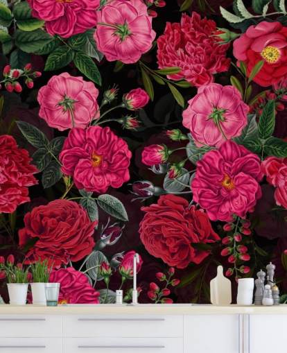 Dieproze rozen met groene bladeren op zwart achtergrondbehang