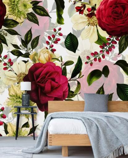 Carta da parati con bellissime rose rosa scuro con foglie verdi