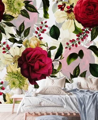 Carta da parati con bellissime rose rosa scuro con foglie verdi