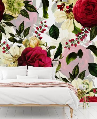 Carta da parati con bellissime rose rosa scuro con foglie verdi