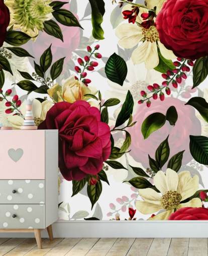 Papier peint de belles roses foncées avec des feuilles vertes