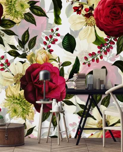 Carta da parati con bellissime rose rosa scuro con foglie verdi