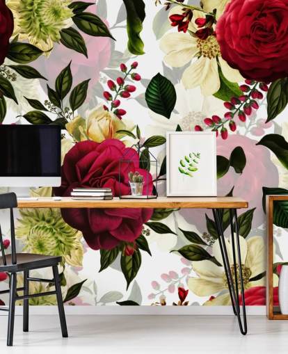 Schöne dunkelrosa Rosen mit grünen Blättern bemalte Tapete