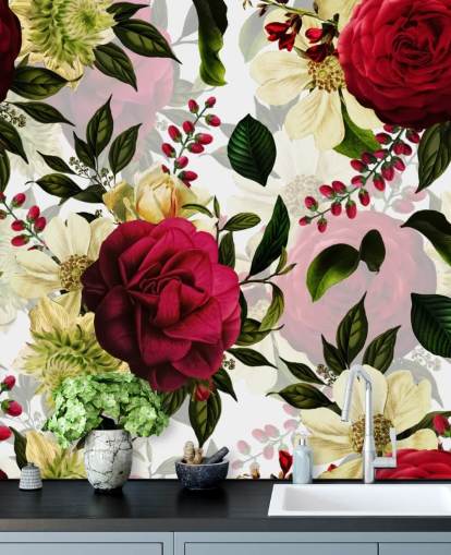 Carta da parati con bellissime rose rosa scuro con foglie verdi