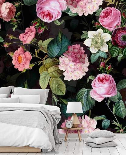 Decorazione murale con rose rosa e foglie verdi