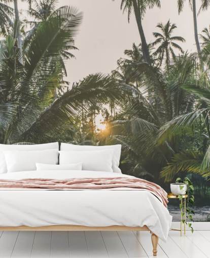 Aurinko paistaa viidakon seinämaalauksen läpi