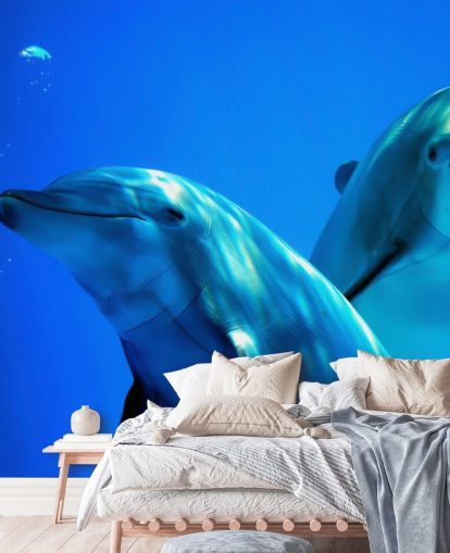 Decorazione murale con due delfini che sorridono alla telecamera