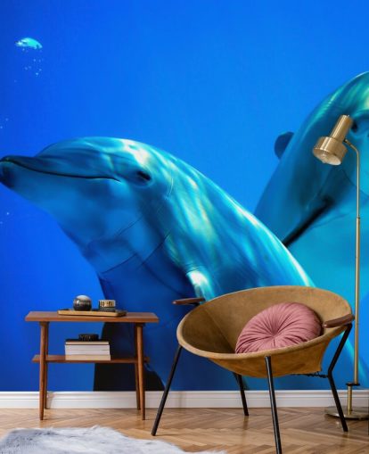 Decorazione murale con due delfini che sorridono alla telecamera