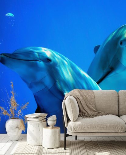 Decorazione murale con due delfini che sorridono alla telecamera