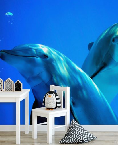 Decorazione murale con due delfini che sorridono alla telecamera