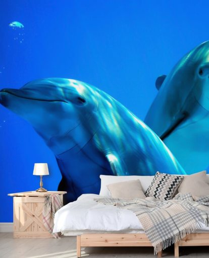 Decorazione murale con due delfini che sorridono alla telecamera