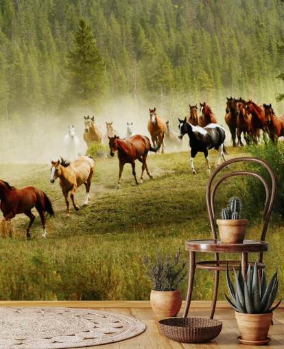 Fondo de pantalla de diferentes razas de caballos que corren en el campo de pino