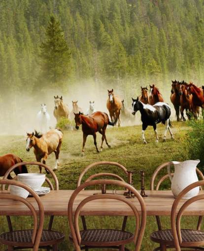 Papier peint de différentes races de chevaux qui courent dans un champ de pins