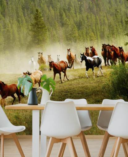 Fondo de pantalla de diferentes razas de caballos que corren en el campo de pino