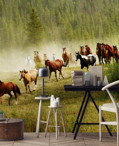 Fondo de pantalla de diferentes razas de caballos que corren en el campo de pino Fondo de pantalla de diferentes razas de caballos que corren en el campo de pino