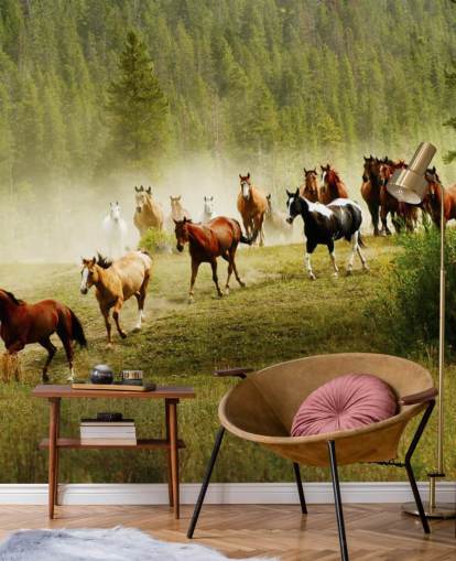 Fondo de pantalla de diferentes razas de caballos que corren en el campo de pino