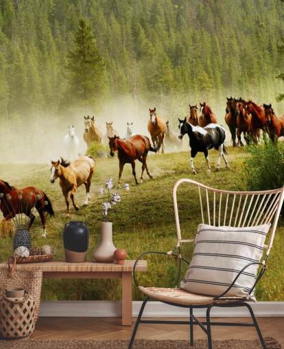 Fondo de pantalla de diferentes razas de caballos que corren en el campo de pino Fondo de pantalla de diferentes razas de caballos que corren en el campo de pino