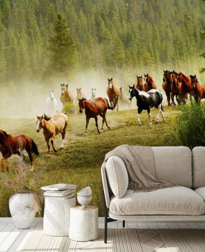 Fondo de pantalla de diferentes razas de caballos que corren en el campo de pino