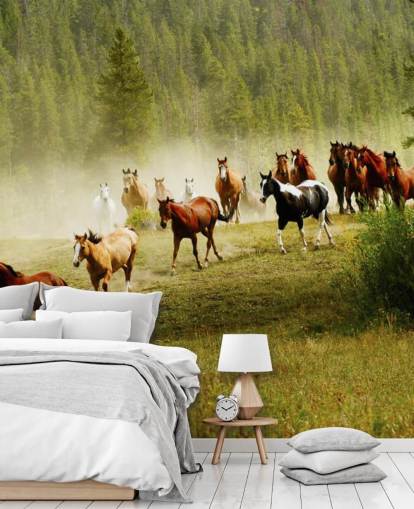 Papier peint de différentes races de chevaux qui courent dans un champ de pins