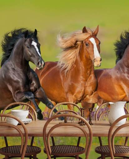 Fondo de pantalla de Tres caballos corriendo en un campo de brezo Fondo de pantalla de Tres caballos corriendo en un campo de brezo