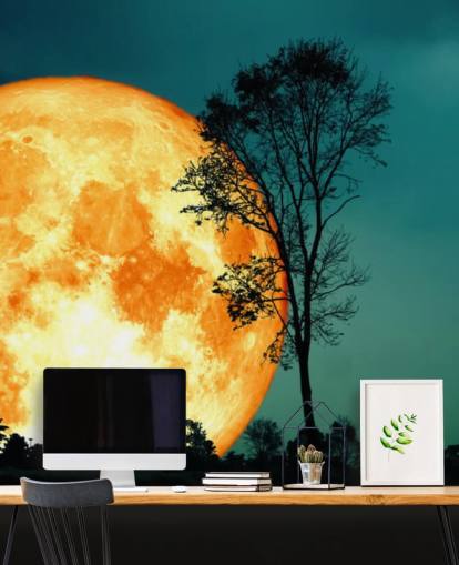 Riesiges orangefarbenes Zimmer und Baum-Silhouette
