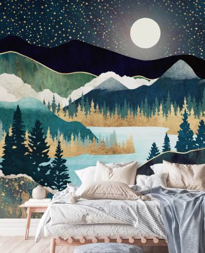 Abstrakte Bergtapete in Marineblau und Gold namens Star Lake von SpaceFrog Designs für Schlafzimmer