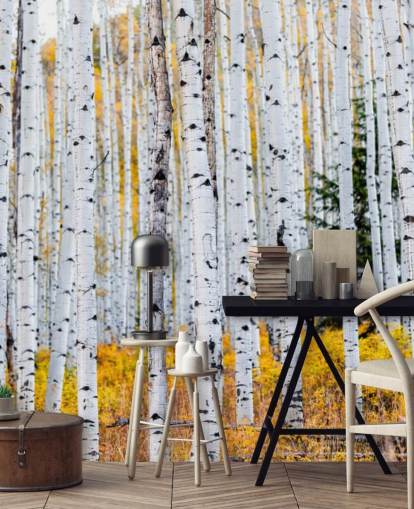 Papel pintado Abedules blancos y negros y follaje de mostaza
