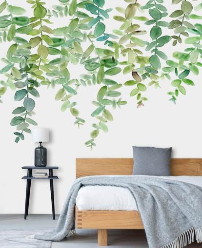 witte en groene hangende bloemenbehangmuurschildering genaamd Evergreen Hanging Eucalyptus van Carol Robinson
